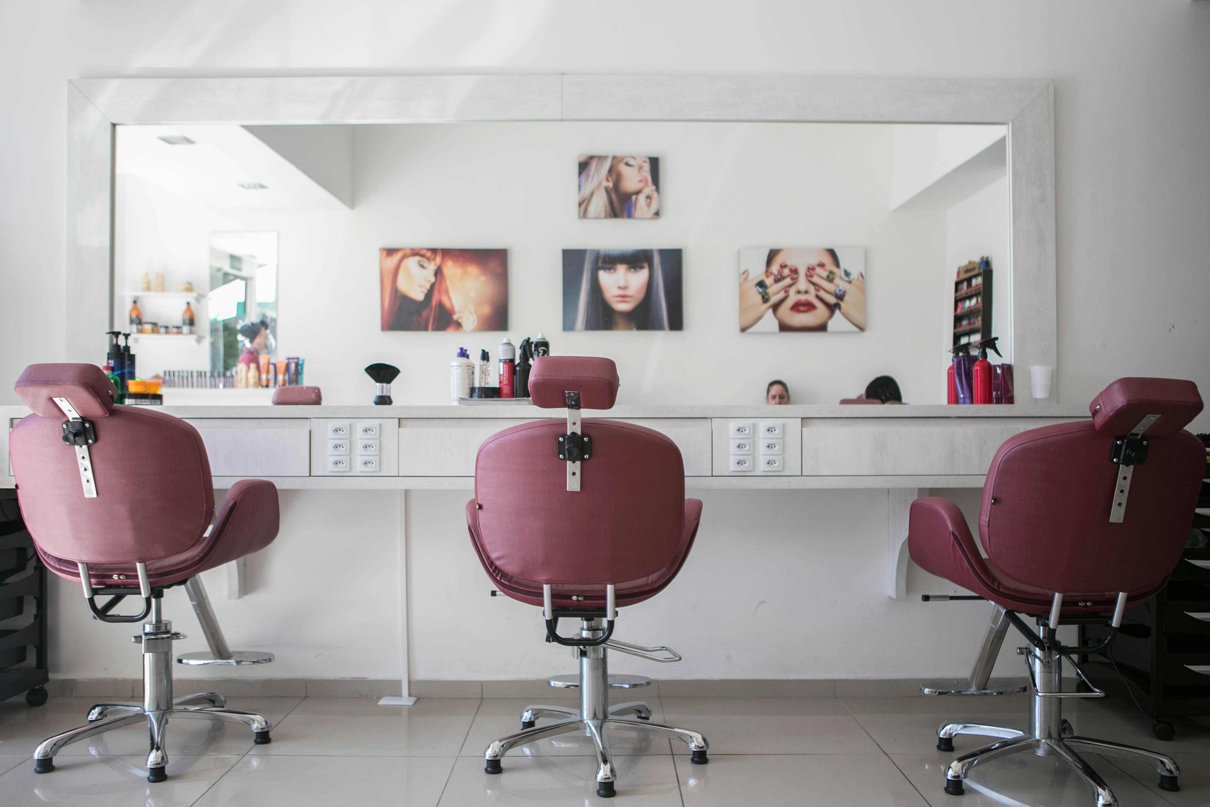 Setting of a hair salon where it displays 3 chairs and a big mirror